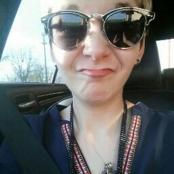 Meet your Posher, Laura - Picture 1 of 1